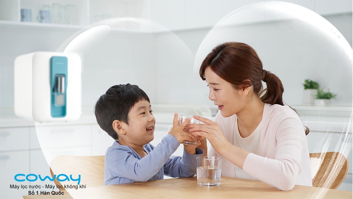 Một chiếc ly nước lạnh và đầy vitamin luôn là món ăn giải khát lý tưởng cho gia đình bạn trong những ngày hè oi bức. Hình ảnh nước uống gia đình này sẽ khiến bạn thèm muốn một ly rượu vang đỏ cùng với những người thân yêu của mình.
